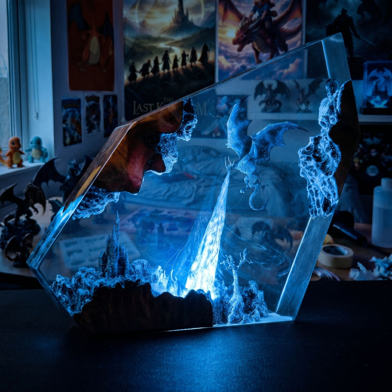 Lampada in resina con un drago avvolto nella luce